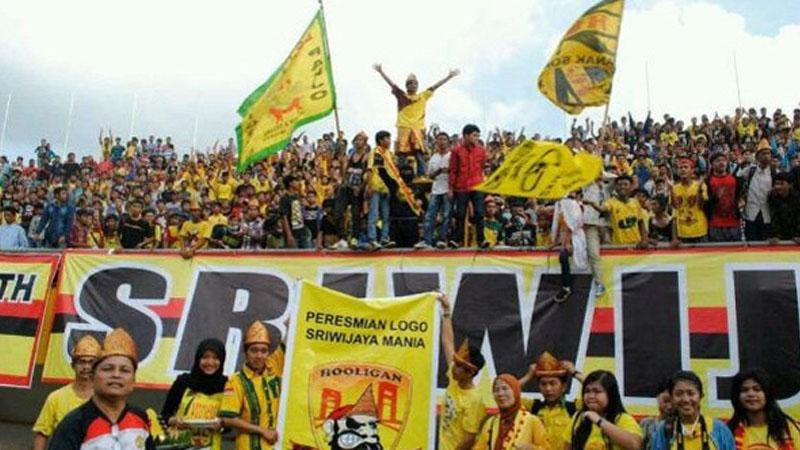Salah satu kelompok pendukung Sriwijaya FC merayakan HUT ke-12. - INDOSPORT
